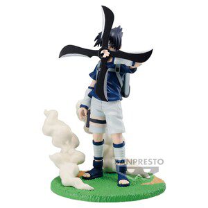 Figur von Sasuke Uchiha aus 'Naruto', in einer ikonischen Pose mit einem großen Shuriken in der Hand. Sasuke trägt ein blaues Shirt und weiße Shorts, dargestellt auf einer grünen Basis mit Rauchwolken. Perfekt für Anime-Fans und Sammler.