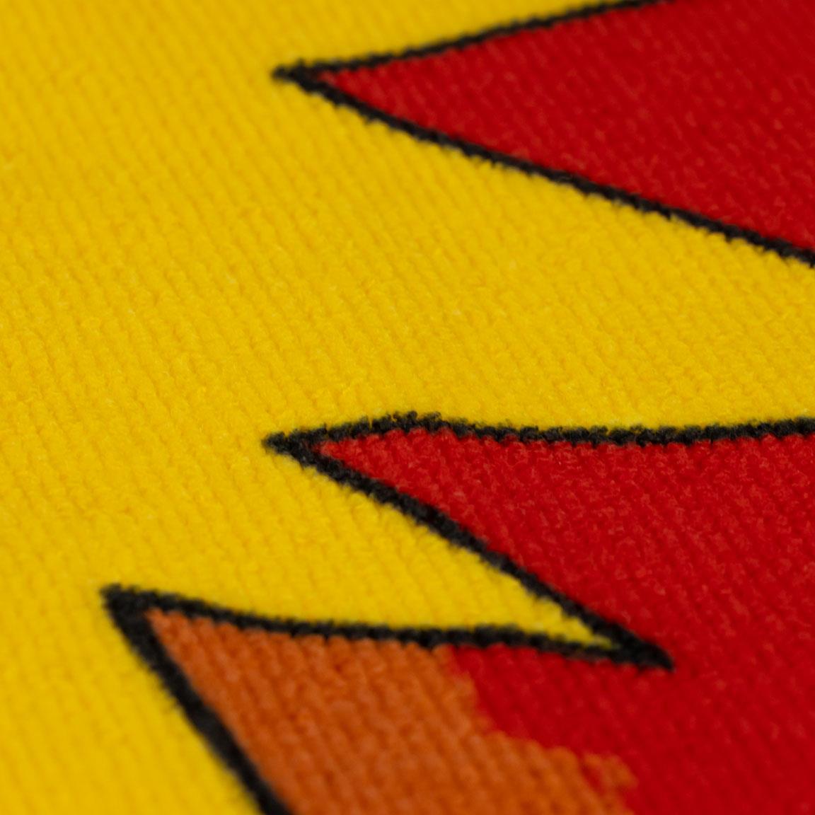Handtuch mit einem auffälligen Design, das den Anime-Charakter Naruto Uzumaki zeigt. Naruto trägt sein typisches orangefarbenes Outfit und hält eine Hand mit einem Schriftzeichen in den Vordergrund. Im Hintergrund ist ein roter Kreis und das Naruto-Logo abgebildet. Ideal für Anime-Fans
