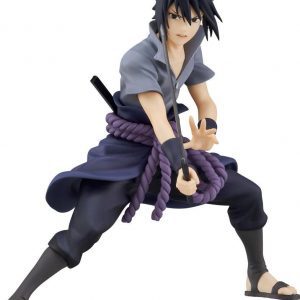 Figur von Sasuke Uchiha in einer Kampfpose mit gezücktem Schwert. Er trägt sein klassisches Outfit mit lila Schärpe und zeigt einen entschlossenen Ausdruck. Ideal für Anime-Fans und Sammler.