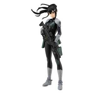 Eine Figur von Ashiro Mina aus Kaiju No. 8 in schwarzer Kampfmontur mit Gewehr. Sie steht auf einer runden Basis und blickt entschlossen nach vorne, mit wehenden Haaren und fester Haltung.