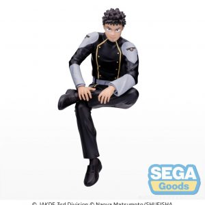 Eine Figur von Hibino Kafka aus Kaiju No. 8 in sitzender Pose, mit schwarzer Uniform und grauen Schulterpartien. Er hat die Beine übereinandergeschlagen und sitzt mit ernstem Blick, die Arme locker auf dem Bein abgestützt.