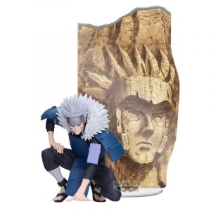 Figur von Tobirama Senju in Kampfhaltung vor einem Relief des Hokage-Felsens aus Naruto Shippuden.