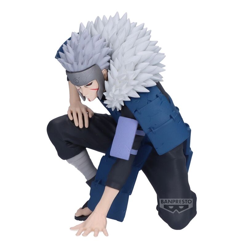 Figur von Tobirama Senju in Kampfhaltung vor einem Relief des Hokage-Felsens aus Naruto Shippuden.