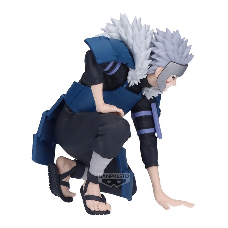 Figur von Tobirama Senju in Kampfhaltung vor einem Relief des Hokage-Felsens aus Naruto Shippuden.