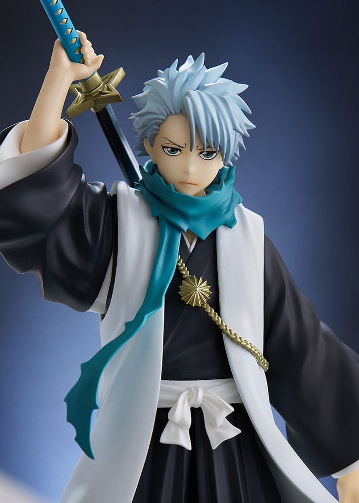 Figur von Tōshirō Hitsugaya aus Bleach mit weißem Kapitänsmantel und erhobenem Schwert in der rechten Hand.