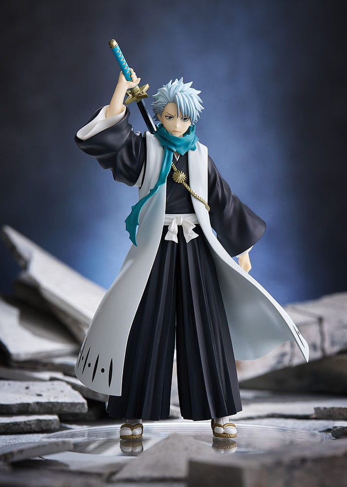 Figur von Tōshirō Hitsugaya aus Bleach mit weißem Kapitänsmantel und erhobenem Schwert in der rechten Hand.