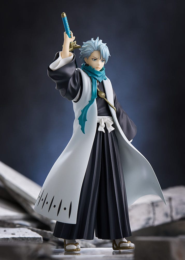 Figur von Tōshirō Hitsugaya aus Bleach mit weißem Kapitänsmantel und erhobenem Schwert in der rechten Hand.