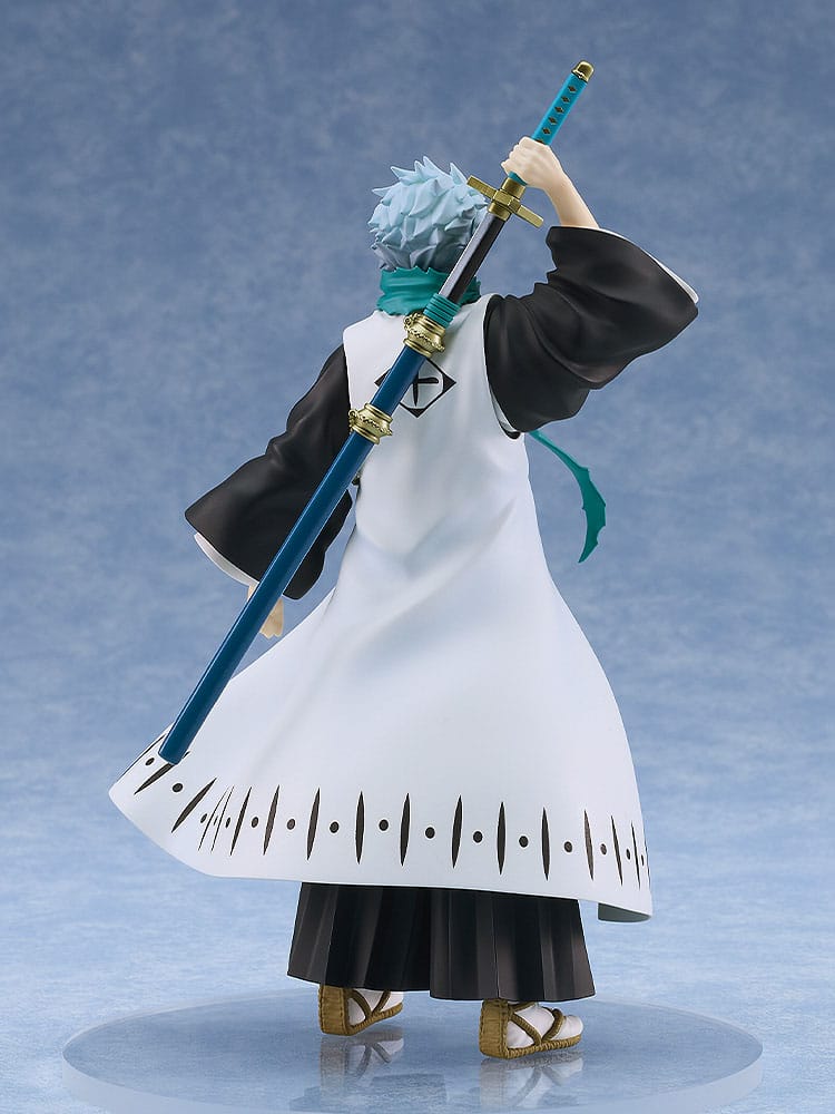 Figur von Tōshirō Hitsugaya aus Bleach mit weißem Kapitänsmantel und erhobenem Schwert in der rechten Hand.