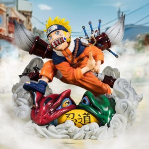 Figur von Uzumaki Naruto auf zwei Kröten stehend, mit Rauchwolken und großen Pinseln auf dem Rücken.