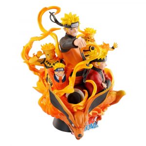 Diorama-Figur mit mehreren Versionen von Uzumaki Naruto, umgeben von orangenen Flammeneffekten und einem Kurama-Kopf am Sockel.