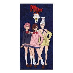 Handtuch mit Illustration von Momo, Aira und Seiko aus DanDaDan vor blauem Hintergrund und Logo oben.