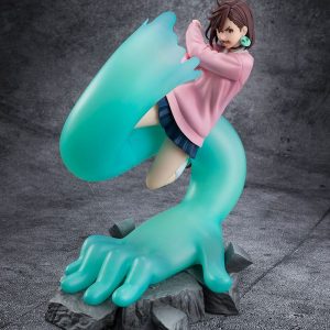 Figur von Ayase Momo mit großem türkisfarbenem Geisterarm, der aus dem Boden aufsteigt, in dynamischer Kampfpose.