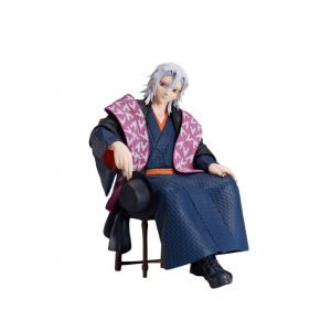 Hochwertige Anime-Figur von Uzui Tengen aus Demon Slayer, sitzend auf einem Stuhl mit einem schwarzen Hut in der Hand, silbernen Haaren und gemustertem Schal.