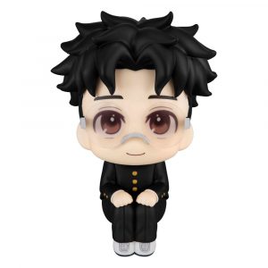 Niedliche Chibi-Sammelfigur von Okarun aus Dandadan in sitzender Pose mit Brille, braunen Haaren und Schuluniform, Look Up Serie.