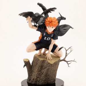 Detailreiche Statue von Hinata Shōyō aus Haikyu!! in geduckter Pose auf einem Baumstumpf, umgeben von schwarzen Krähen.