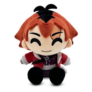 Sitzende Chibi-Plüschfigur von Stark aus Frieren mit roten Haaren, Narbe am Auge und rotem Kriegermantel.