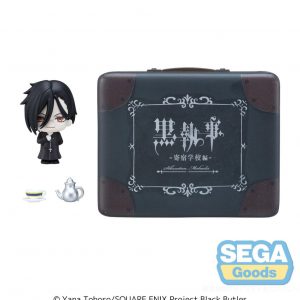 Kompaktes Diorama-Set mit einer Sebastian Michaelis Chibi-Figur in einem aufgeklappten Koffer vor einem Bibliotheks-Hintergrund inklusive Tee-Zubehör.