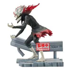 Figur von Okarun in transformierter Form mit weiß-rotem Haar und düsterem Mantel auf einer grauen Fels-Base.