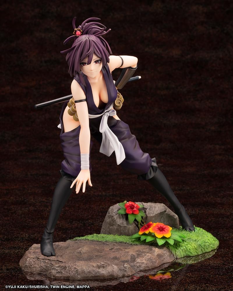 Kotobukiya ARTFX J Figur von Yuzuriha aus Hell's Paradise in lauernder Pose auf einer Felsen-Base mit Blumen.