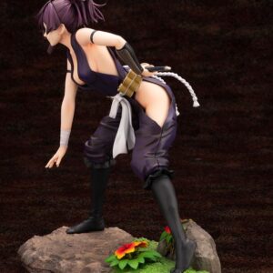Kotobukiya ARTFX J Figur von Yuzuriha aus Hell's Paradise in lauernder Pose auf einer Felsen-Base mit Blumen.
