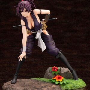Kotobukiya ARTFX J Figur von Yuzuriha aus Hell's Paradise in lauernder Pose auf einer Felsen-Base mit Blumen.