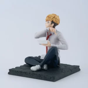 FuRyu Tenitol Figur von Chifuyu Matsuno aus Tokyo Revengers sitzend mit Nudelschale und Essstäbchen.