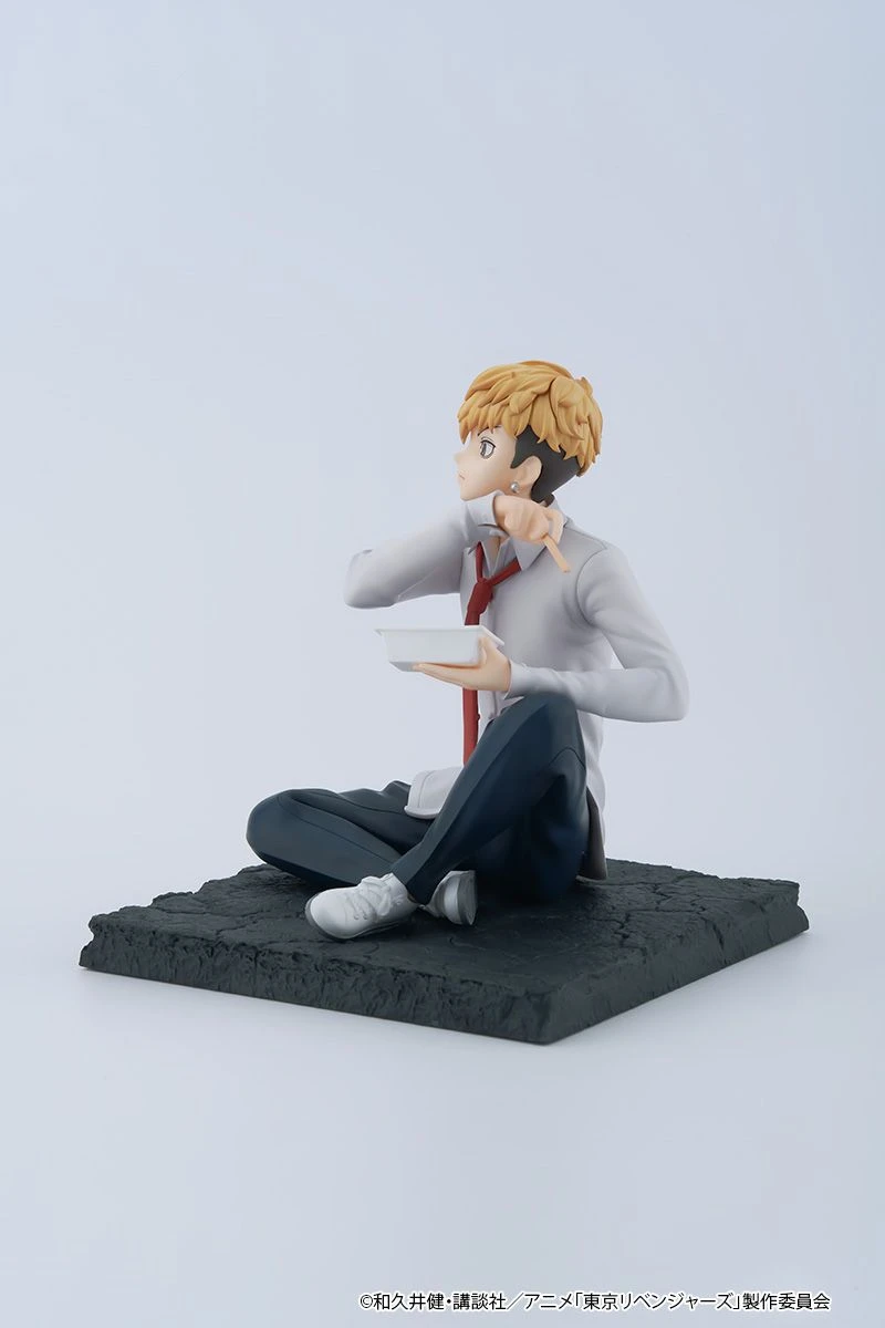 FuRyu Tenitol Figur von Chifuyu Matsuno aus Tokyo Revengers sitzend mit Nudelschale und Essstäbchen.
