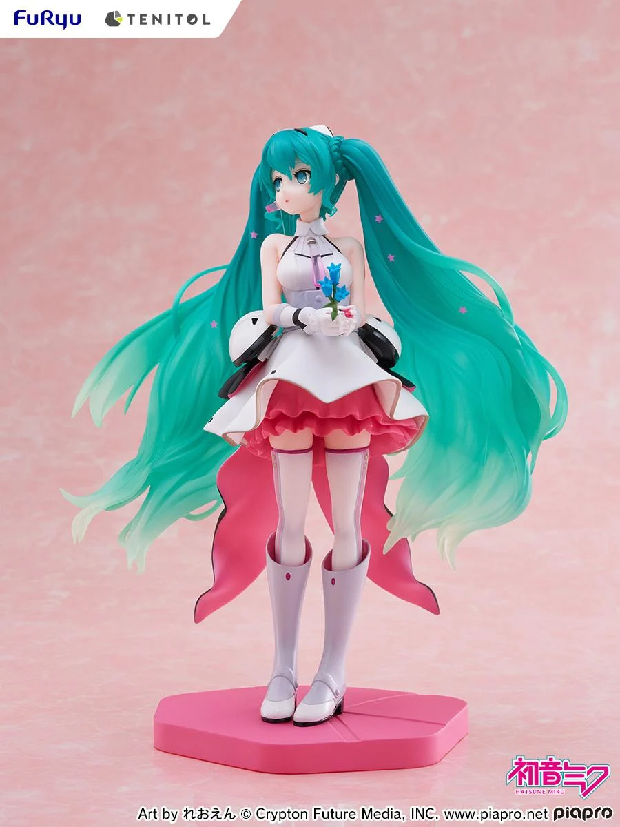 FuRyu Tenitol Figur von Hatsune Miku Galaxy Ver. im futuristischen weißen Kleid mit langen Sternen-Twintails und blauer Blume.