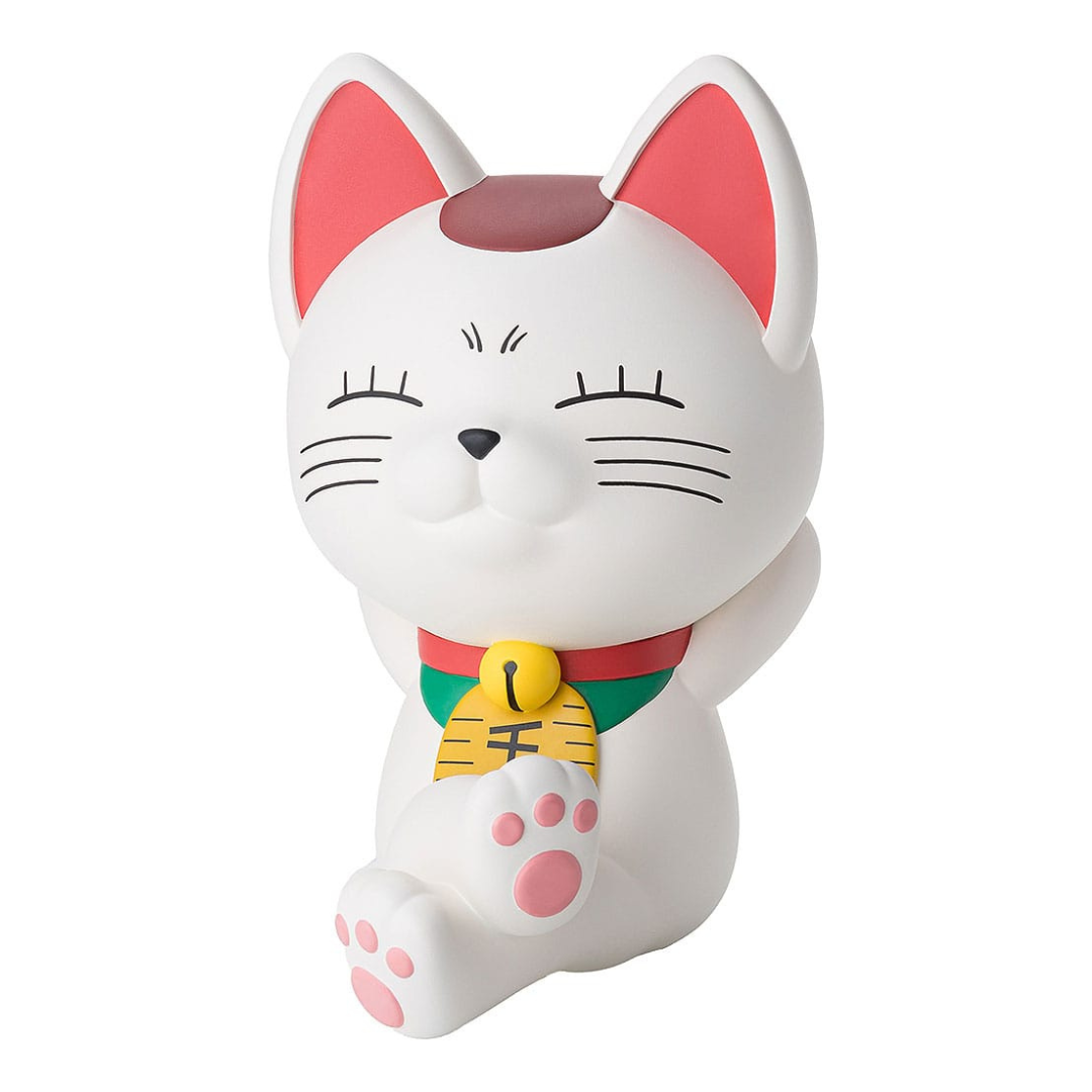 Spardose von Turbo Oma aus Dandadan in Form einer weißen Maneki-neko Winkekatze mit entspannt geschlossenen Augen.