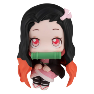 Sitzende Look Up Chibi-Figur von Nezuko Kamado aus Demon Slayer im rosa Kimono mit Bambus-Knebel im Mund.