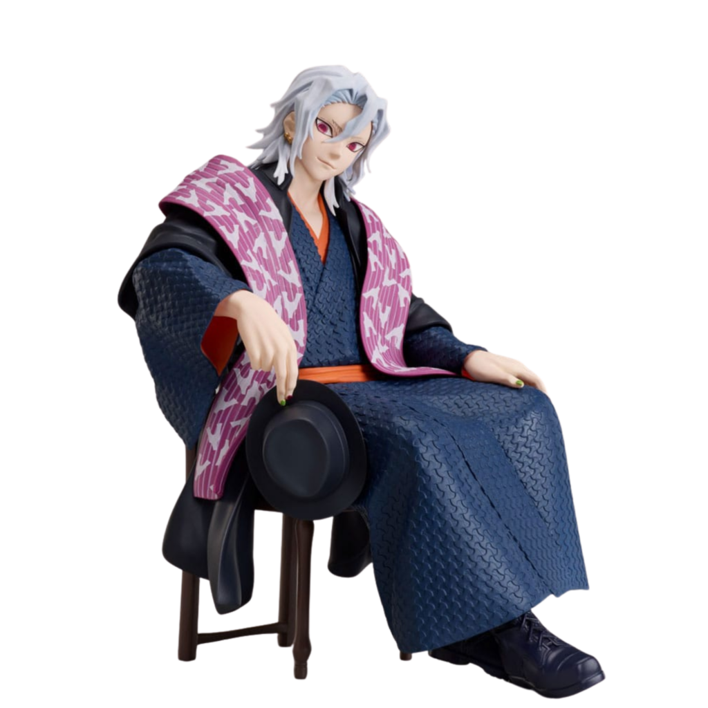 Sammelfigur von Tengen Uzui aus Demon Slayer im traditionellen blauen Gewand sitzend auf einem Stuhl mit offenem Haar.