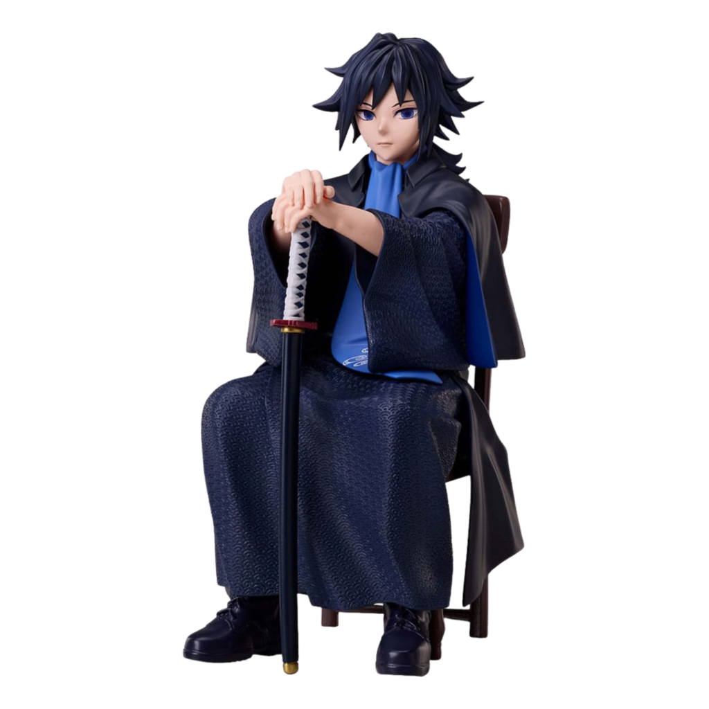 Sammelfigur von Giyū Tomioka aus Demon Slayer im dunklen Kimono sitzend auf einem Stuhl mit Schwert vor sich.
