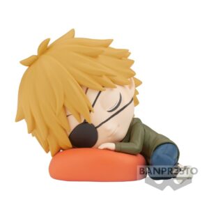 Q Posket Chibi-Figur von Denji aus Chainsaw Man mit Augenklappe, schlafend auf einem orangen Kissen.