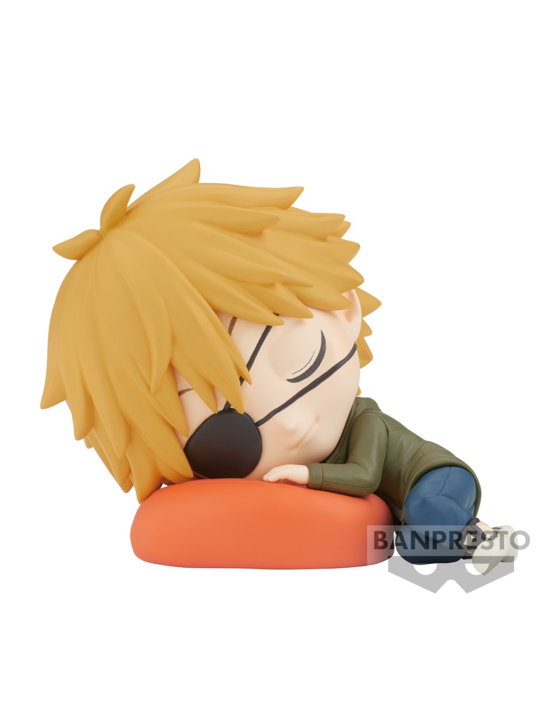 Q Posket Chibi-Figur von Denji aus Chainsaw Man mit Augenklappe, schlafend auf einem orangen Kissen.