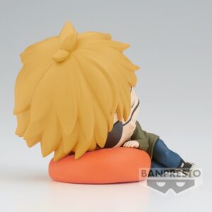 Q Posket Chibi-Figur von Denji aus Chainsaw Man mit Augenklappe, schlafend auf einem orangen Kissen.