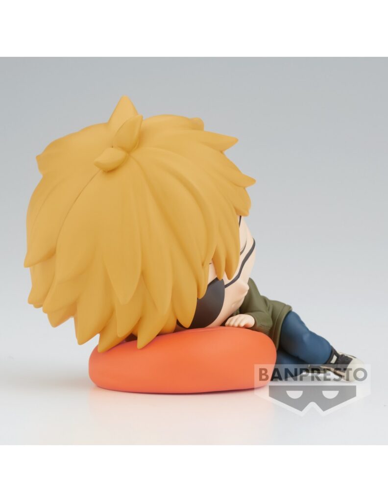 Q Posket Chibi-Figur von Denji aus Chainsaw Man mit Augenklappe, schlafend auf einem orangen Kissen.