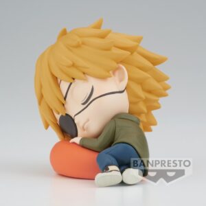 Q Posket Chibi-Figur von Denji aus Chainsaw Man mit Augenklappe, schlafend auf einem orangen Kissen.