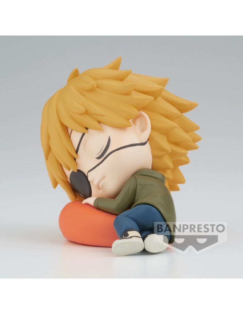 Q Posket Chibi-Figur von Denji aus Chainsaw Man mit Augenklappe, schlafend auf einem orangen Kissen.