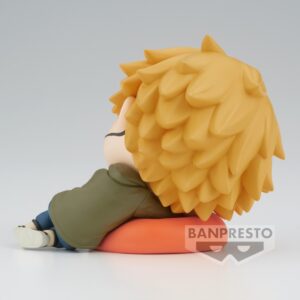 Q Posket Chibi-Figur von Denji aus Chainsaw Man mit Augenklappe, schlafend auf einem orangen Kissen.