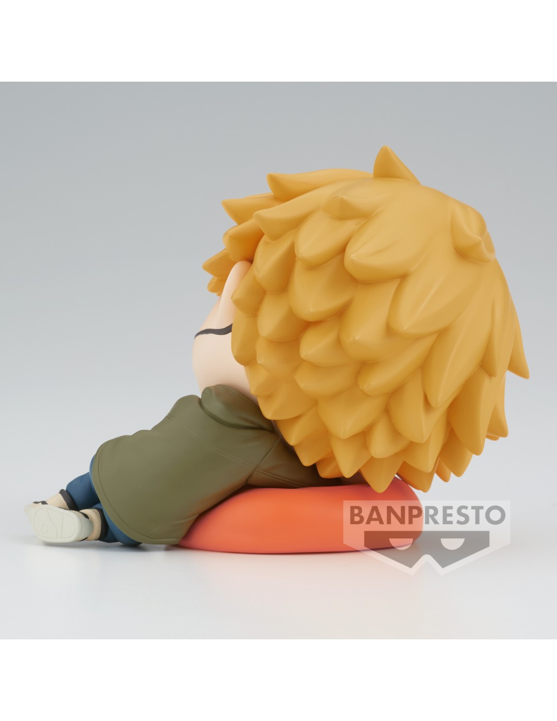 Q Posket Chibi-Figur von Denji aus Chainsaw Man mit Augenklappe, schlafend auf einem orangen Kissen.