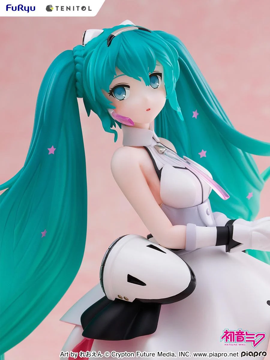 FuRyu Tenitol Figur von Hatsune Miku Galaxy Ver. im futuristischen weißen Kleid mit langen Sternen-Twintails und blauer Blume.