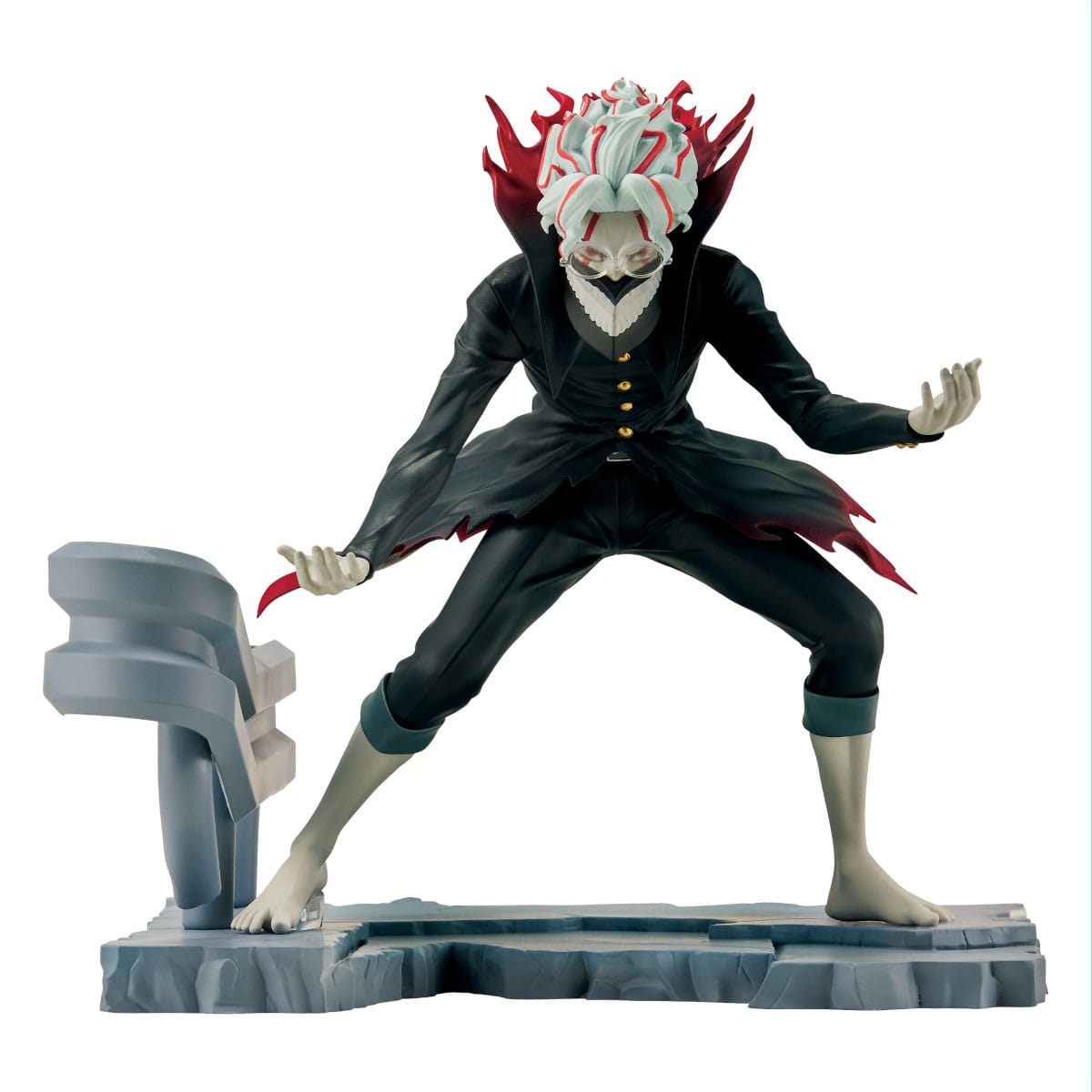 Figur von Okarun in transformierter Form mit weiß-rotem Haar und düsterem Mantel auf einer grauen Fels-Base.