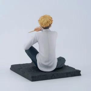 FuRyu Tenitol Figur von Chifuyu Matsuno aus Tokyo Revengers sitzend mit Nudelschale und Essstäbchen.