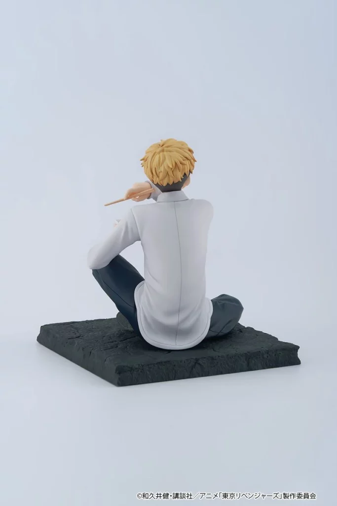 FuRyu Tenitol Figur von Chifuyu Matsuno aus Tokyo Revengers sitzend mit Nudelschale und Essstäbchen.