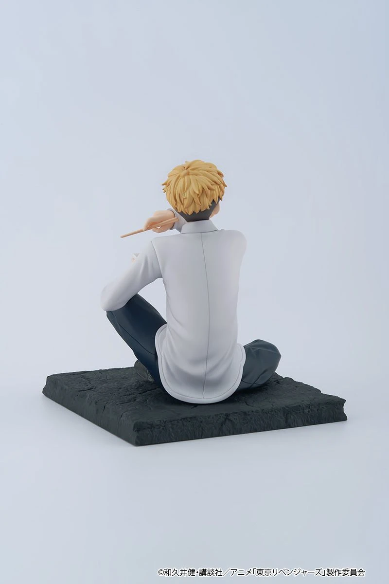 FuRyu Tenitol Figur von Chifuyu Matsuno aus Tokyo Revengers sitzend mit Nudelschale und Essstäbchen.