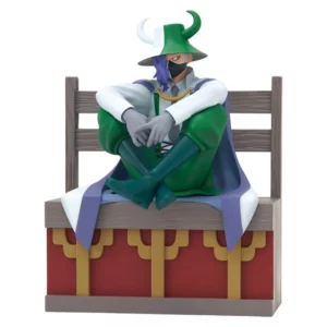 Bandai Spirits Ichibansho Figur von Page One aus One Piece hockend auf Stuhl mit Hörnerhut und Gesichtsmaske.