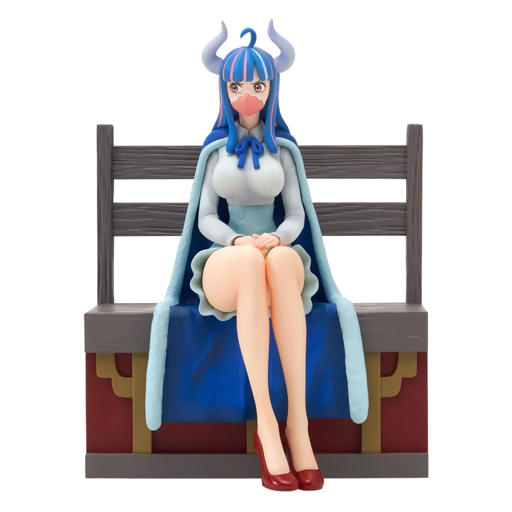 Bandai Spirits Ichibansho Figur von Ulti aus One Piece sitzend auf einer Bank mit Hörnern und Gesichtsmaske.