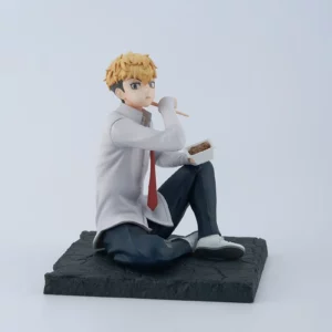 FuRyu Tenitol Figur von Chifuyu Matsuno aus Tokyo Revengers sitzend mit Nudelschale und Essstäbchen.
