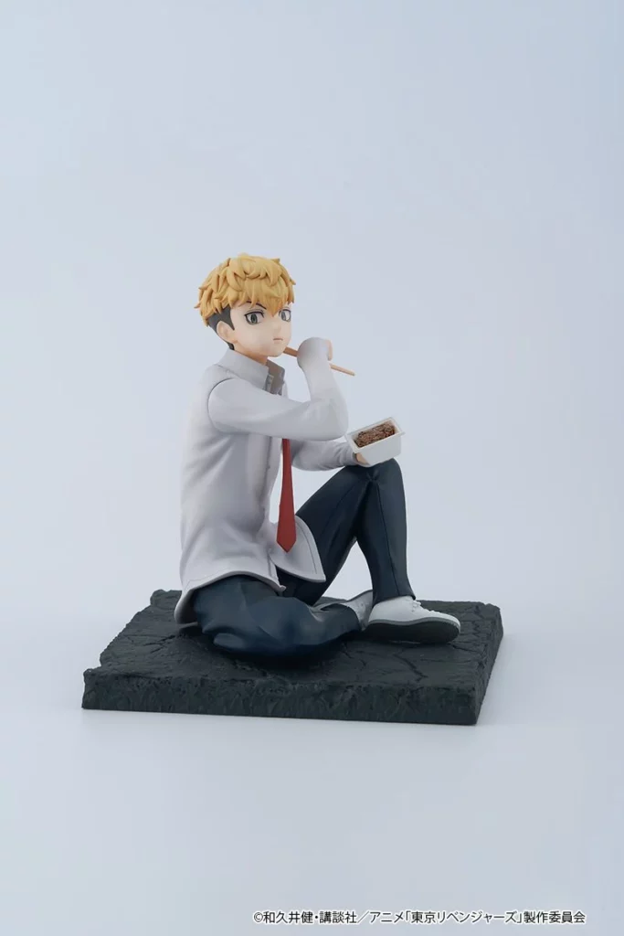 FuRyu Tenitol Figur von Chifuyu Matsuno aus Tokyo Revengers sitzend mit Nudelschale und Essstäbchen.