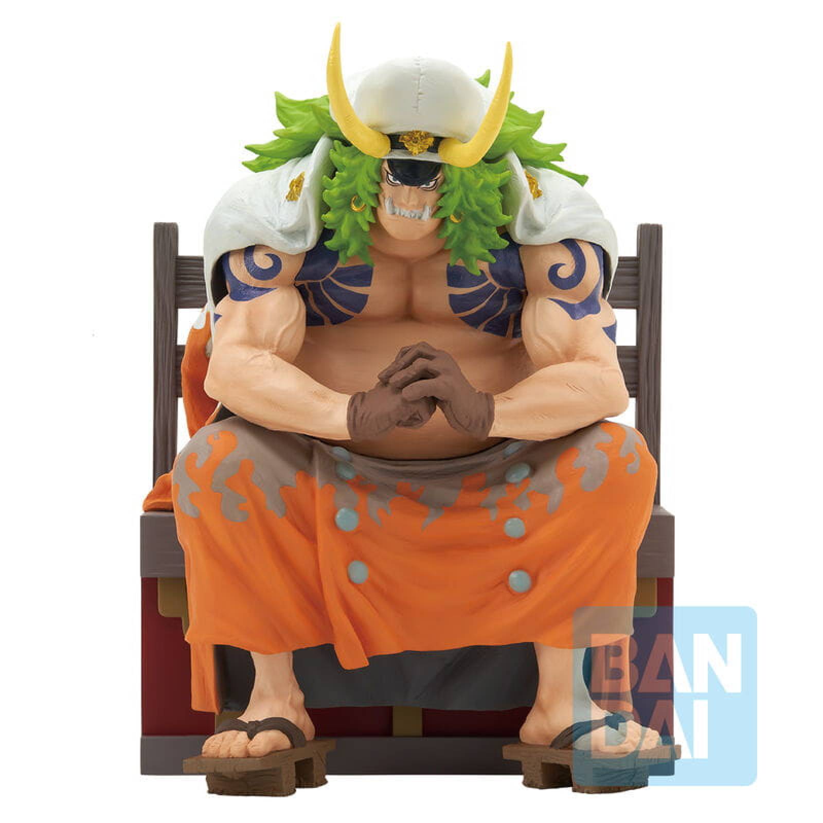 Bandai Spirits Ichibansho Figur von Sasaki aus One Piece sitzend auf Stuhl mit Hörner-Mütze.